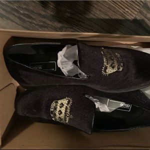 Men’s loafer with crowd embroidery